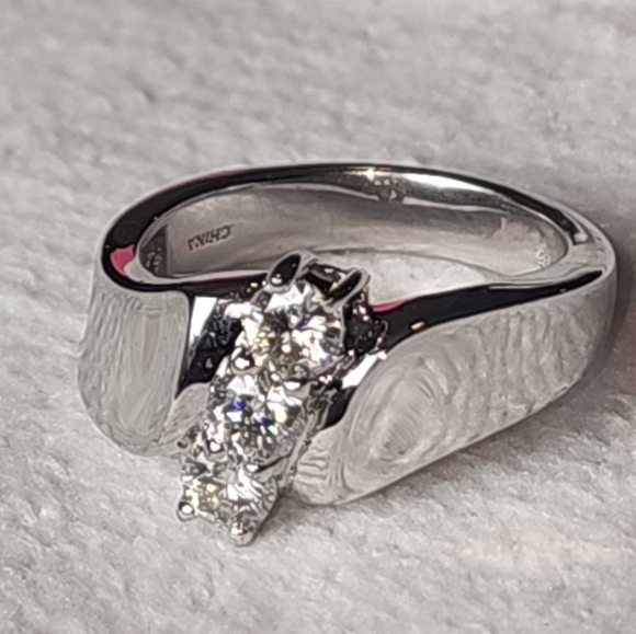 Moissanite 3 stone ring, sterling silver,  size 9 - Picture 4 of 9